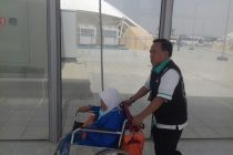 Keramahan Petugas Haji di Bandara Madinah Menyambut Kedatangan Jemaah Haji