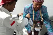 Pengabdian Petugas Haji yang Rela Gantiin Popok Jemaah Lansia