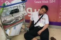 Kelelahan, Petugas Ketiduran Tunggu Kedatangan Jemaah di Bandara