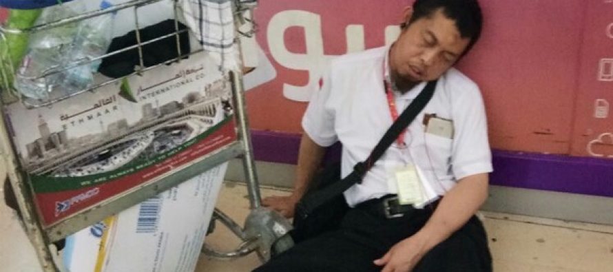 Kelelahan, Petugas Ketiduran Tunggu Kedatangan Jemaah di Bandara